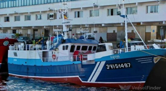 Lensemble de lequipage dun bateau de peche de Vigo arrete