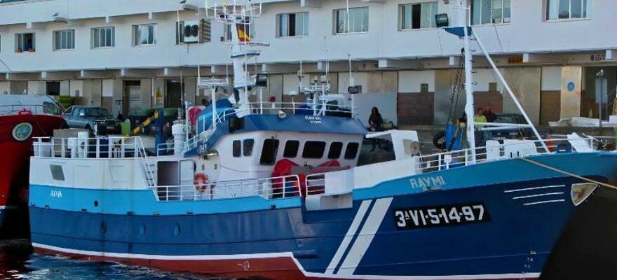 Lensemble de lequipage dun bateau de peche de Vigo arrete