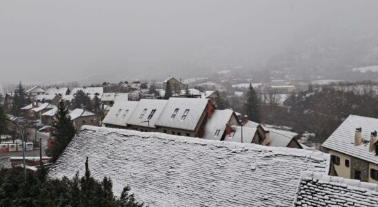 Les Pyrenees aragonaises se levent couvertes de blanc et avec