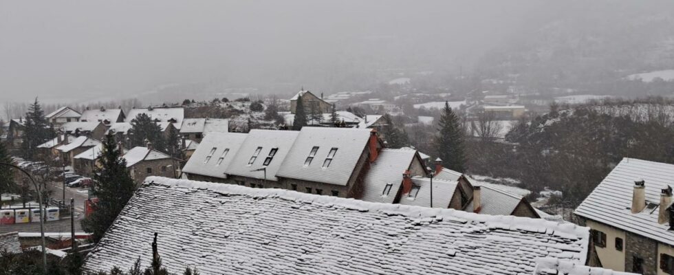 Les Pyrenees aragonaises se levent couvertes de blanc et avec