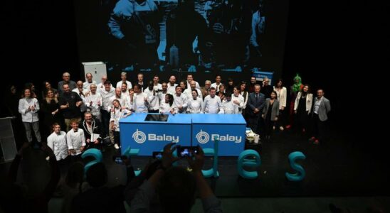 Les etudiants dAtades cuisinent dans le showcooking le