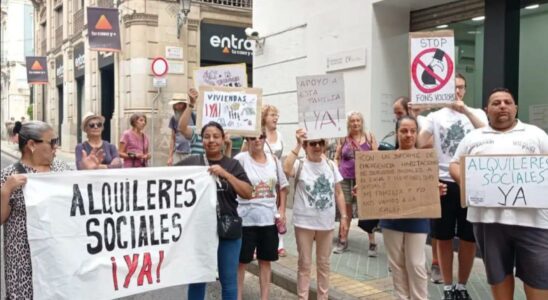 Les voisins dAlicante tentent dempecher lexpulsion dune famille avec un