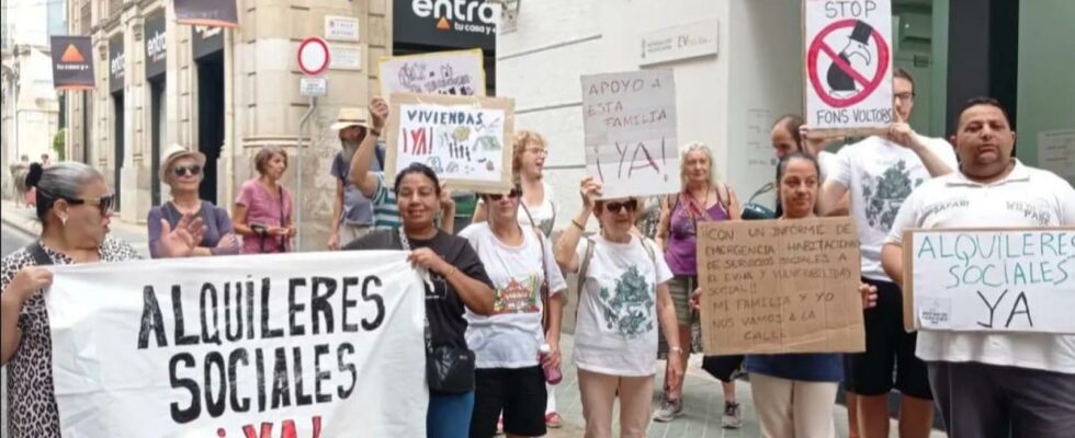 Les voisins dAlicante tentent dempecher lexpulsion dune famille avec un