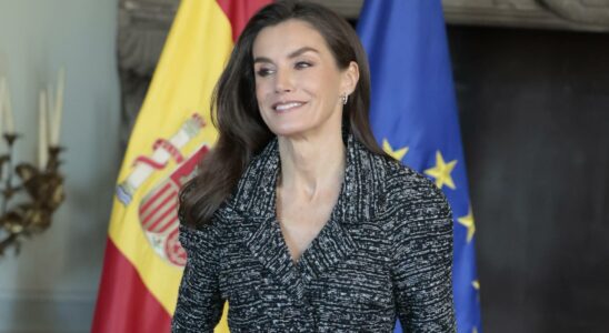 Letizia lance un deux pieces en tweed italien mais lui