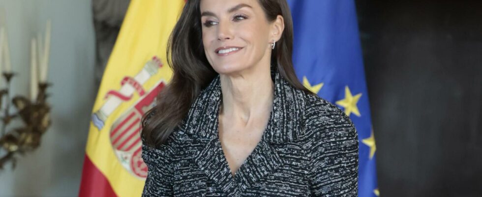 Letizia lance un deux pieces en tweed italien mais lui