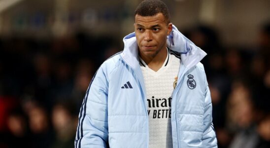 Mbappe sort blesse avant la pause contre lAtalanta et declenche