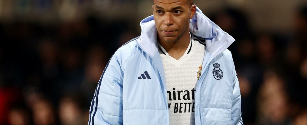 Mbappe sort blesse avant la pause contre lAtalanta et declenche