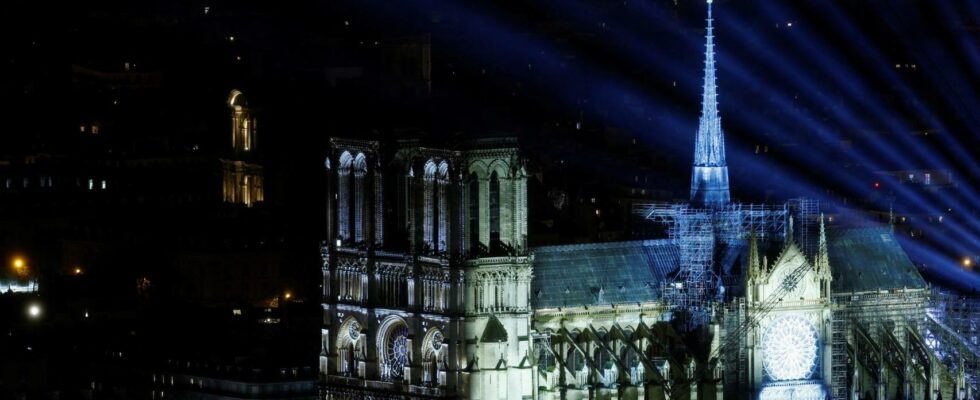 Notre Dame renait de ses cendres et Macron en profite