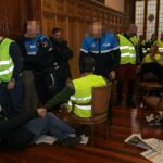 Policiers locaux expulses masques du maire et tension maximale lors