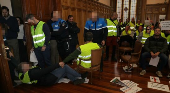 Policiers locaux expulses masques du maire et tension maximale lors