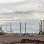 PowerCo commence linstallation des piliers prefabriques qui eleveront la gigafactory