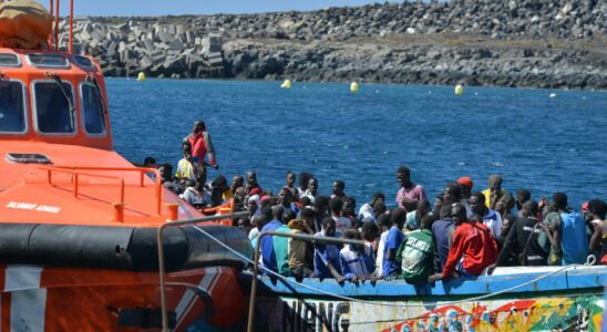 Pres dune centaine dimmigres subsahariens arrivent dans deux cayucos sur