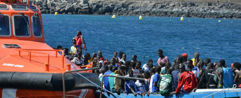 Pres dune centaine dimmigres subsahariens arrivent dans deux cayucos sur