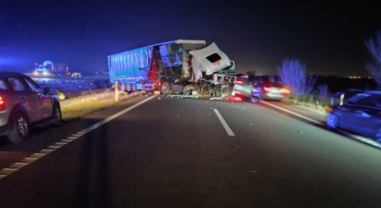 Un camionneur qui setait arrete sur laccotement a cause dune