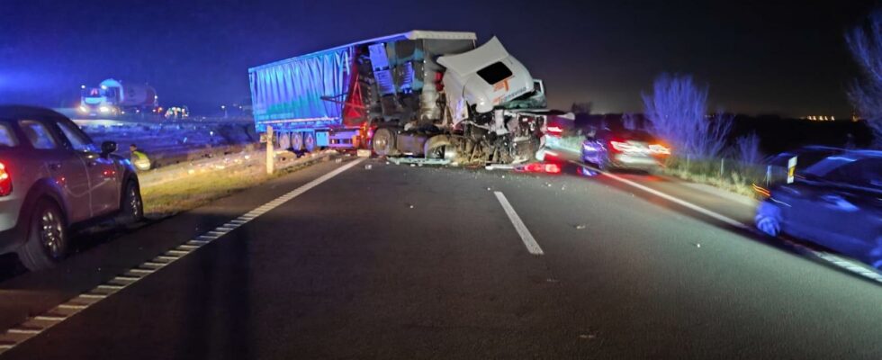 Un camionneur qui setait arrete sur laccotement a cause dune