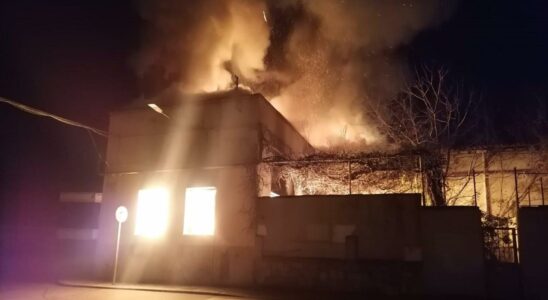 Un incendie brule lancienne caserne militaire du Fort de San