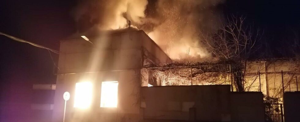 Un incendie brule lancienne caserne militaire du Fort de San