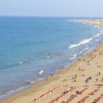 Un touriste allemand en train de bronzer sur une plage