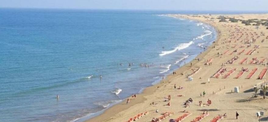 Un touriste allemand en train de bronzer sur une plage