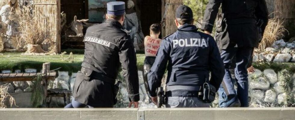 Une militante Femen tente de voler lEnfant Jesus sur la