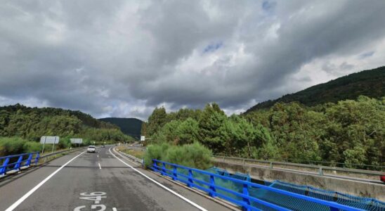 Une voiture brule completement sur lautoroute O Morrazo Pontevedra