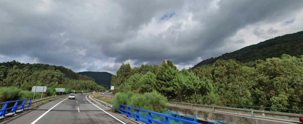 Une voiture brule completement sur lautoroute O Morrazo Pontevedra