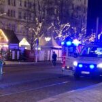 Une voiture percute un groupe de personnes sur un marche