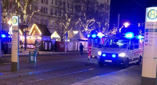 Une voiture percute un groupe de personnes sur un marche