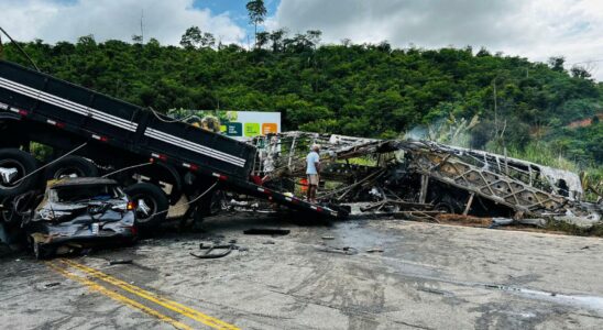 a heurte un camion et a pris feu