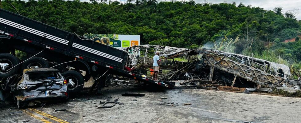 a heurte un camion et a pris feu