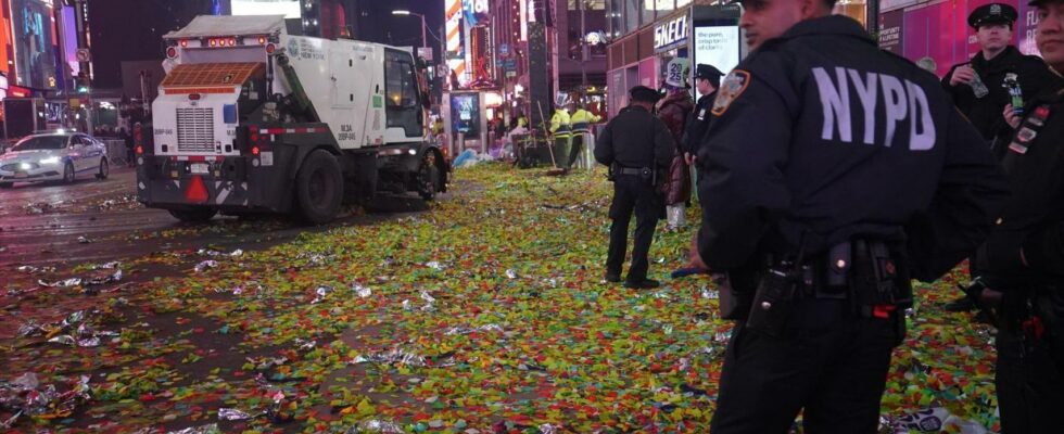 Au moins 10 personnes blessees dans une fusillade devant une