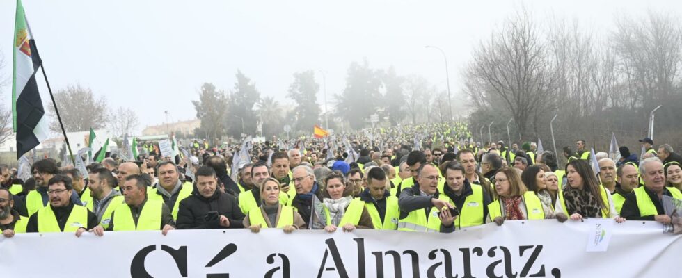 Des milliers de personnes revendiquent la centrale nucleaire dAlmaraz comme