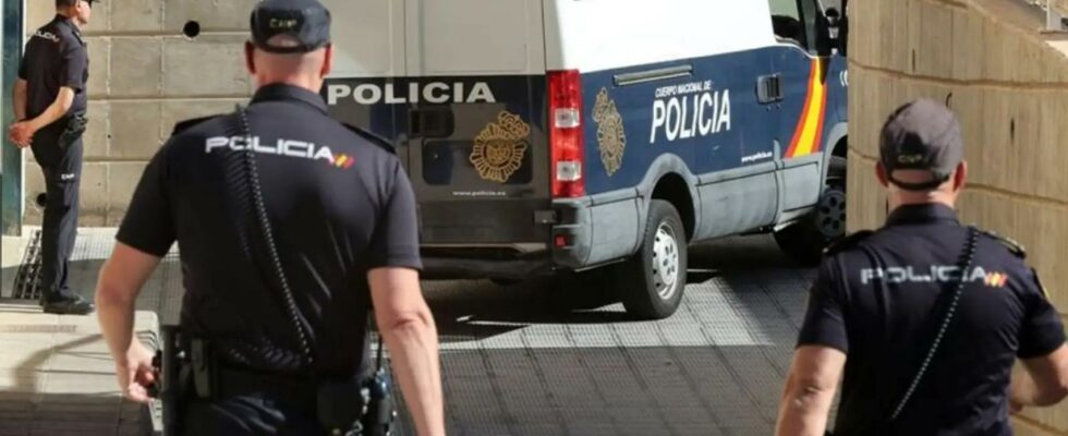 Douze chauffeurs de taxi de laeroport de Seville arretes pour