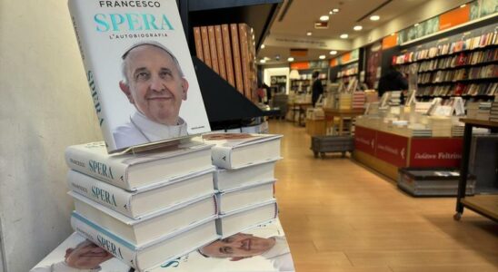 Espoir est en vente la nouvelle autobiographie du Pape qui