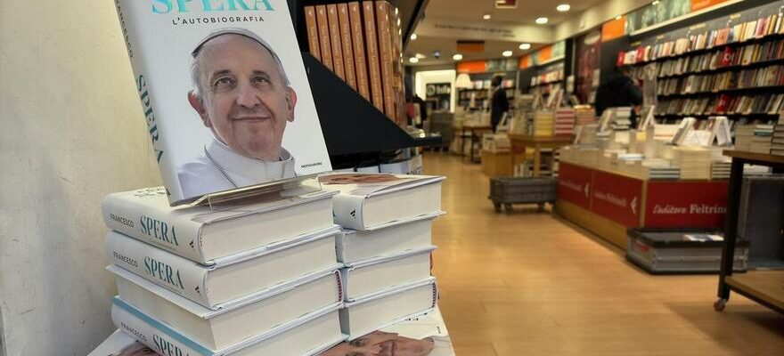 Espoir est en vente la nouvelle autobiographie du Pape qui