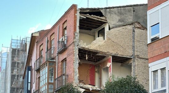 Ils ont coupe la rue a cause des decombres