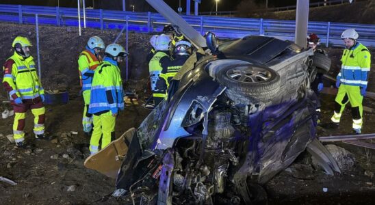 La voiture a tourne plusieurs cloches