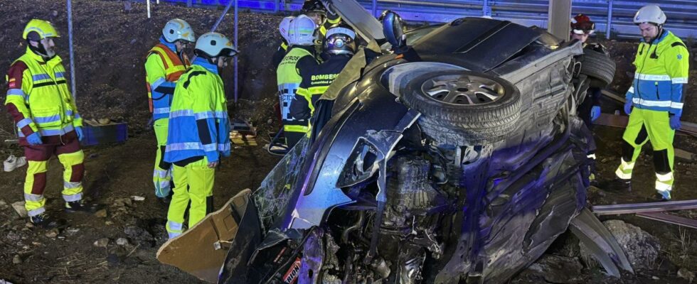 La voiture a tourne plusieurs cloches