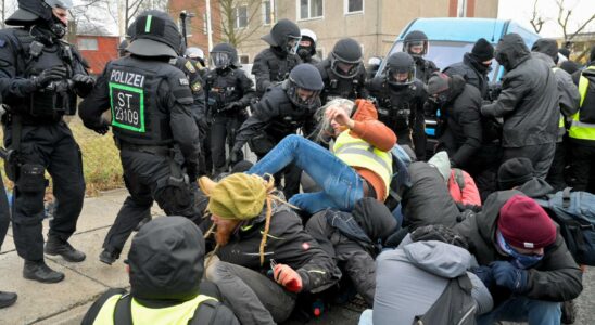 Le boycott dun groupe de gauche retarde de deux heures