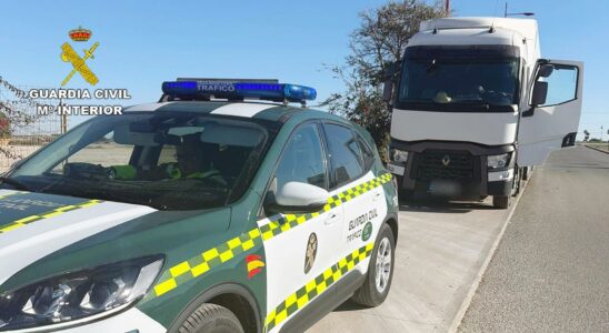 Le conducteur dun camion de 40 tonnes roule comme un