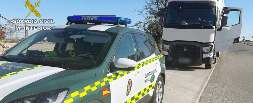 Le conducteur dun camion de 40 tonnes roule comme un