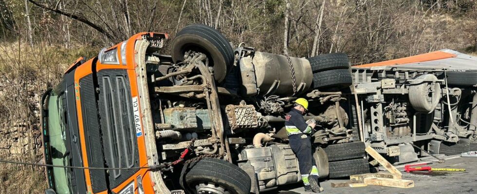 Le renversement dun camion oblige a couper la N 230 provoquant