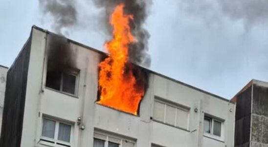 Les flammes a linterieur dune maison a Agra do Orzan