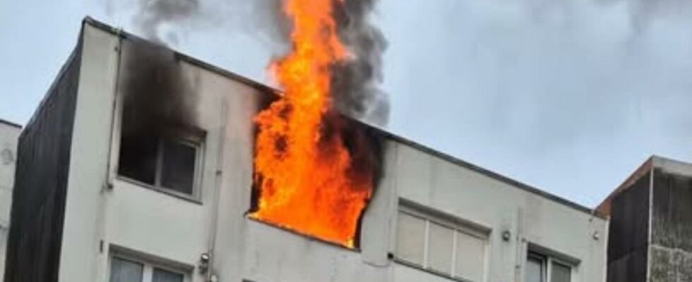 Les flammes a linterieur dune maison a Agra do Orzan