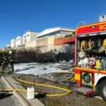 Les pompiers eteignent un incendie dans une zone industrielle a