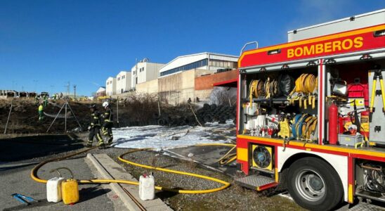 Les pompiers eteignent un incendie dans une zone industrielle a