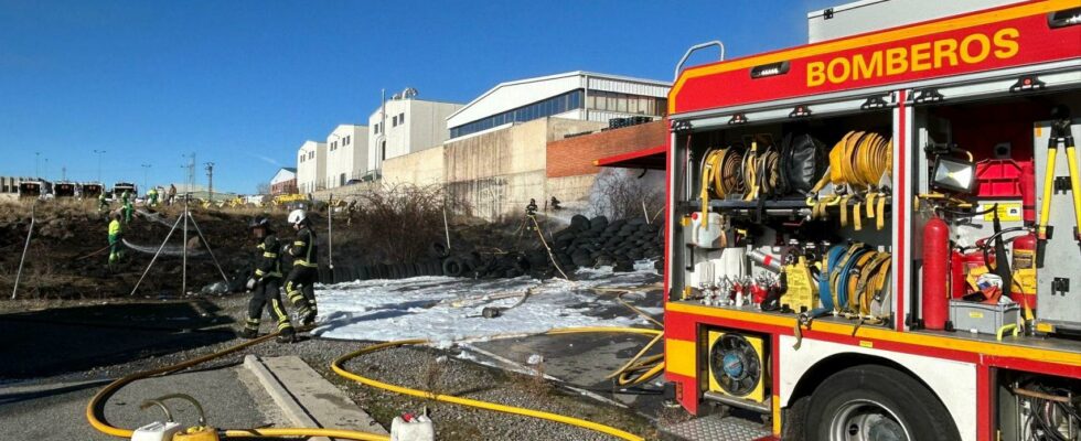 Les pompiers eteignent un incendie dans une zone industrielle a