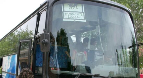 Les surveillants dun autobus scolaire oublient une fillette de 4