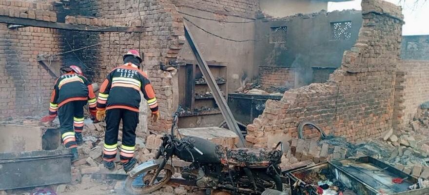 Lexplosion dun camion reservoir au Pakistan laisse deja dix morts