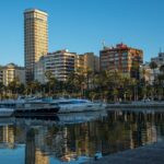 Lincendie dun navire a Alicante provoque une dense colonne de